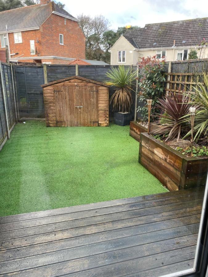 Private Room, Shared Bathroom With One Other, Tea And Coffee Making Facilities, Mini Fridge And Hairdryer, King Sized Bed With Help Yourself Continental Breakfast In Secluded Modern Property With Parking Bournemouth Exterior photo
