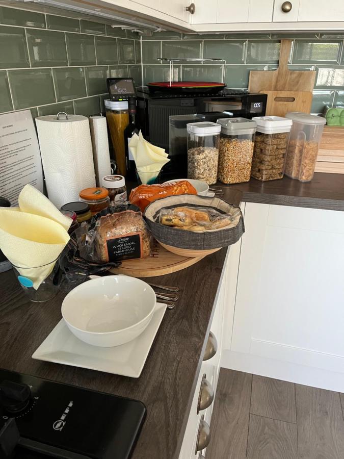 Private Room, Shared Bathroom With One Other, Tea And Coffee Making Facilities, Mini Fridge And Hairdryer, King Sized Bed With Help Yourself Continental Breakfast In Secluded Modern Property With Parking Bournemouth Exterior photo